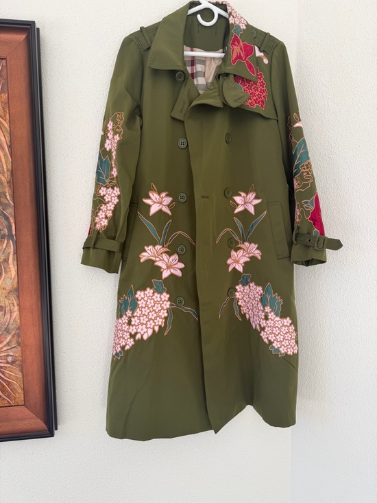 Iconic Jackets & Blazers - ONE OF A KIND — Iconic Floral Embroidered Olive Trench Coat | Size M
